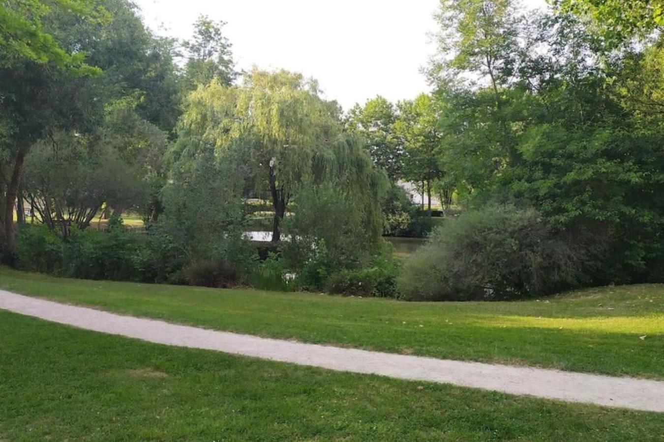 Le Jardin Des Pommiers A Disneyland Chessy Dış mekan fotoğraf
